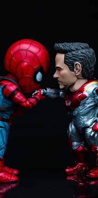 Spiderman versus Iron Man Lock Screen wallpaper